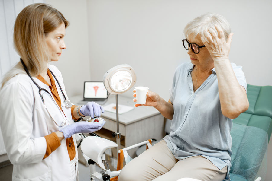 Mujer con problemas bucodentales a causa de la menopausia en las instalaciones de Catarroja Dental