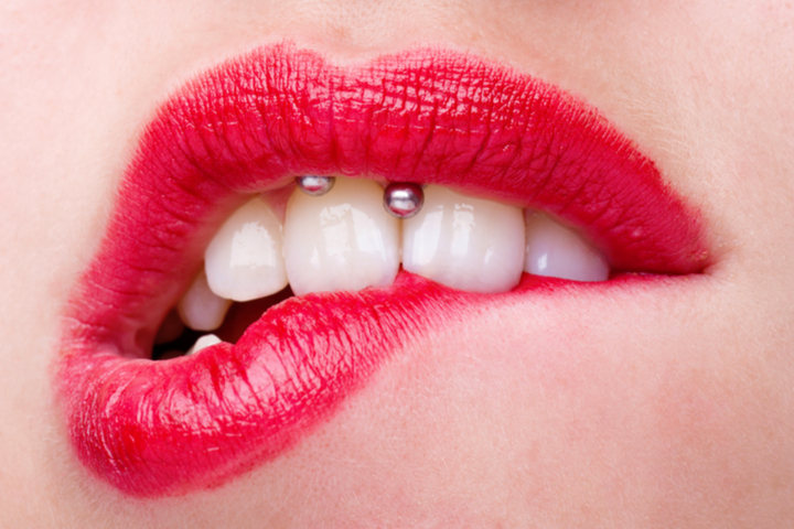 Catarroja Dental Mujer usando enjuague bucal