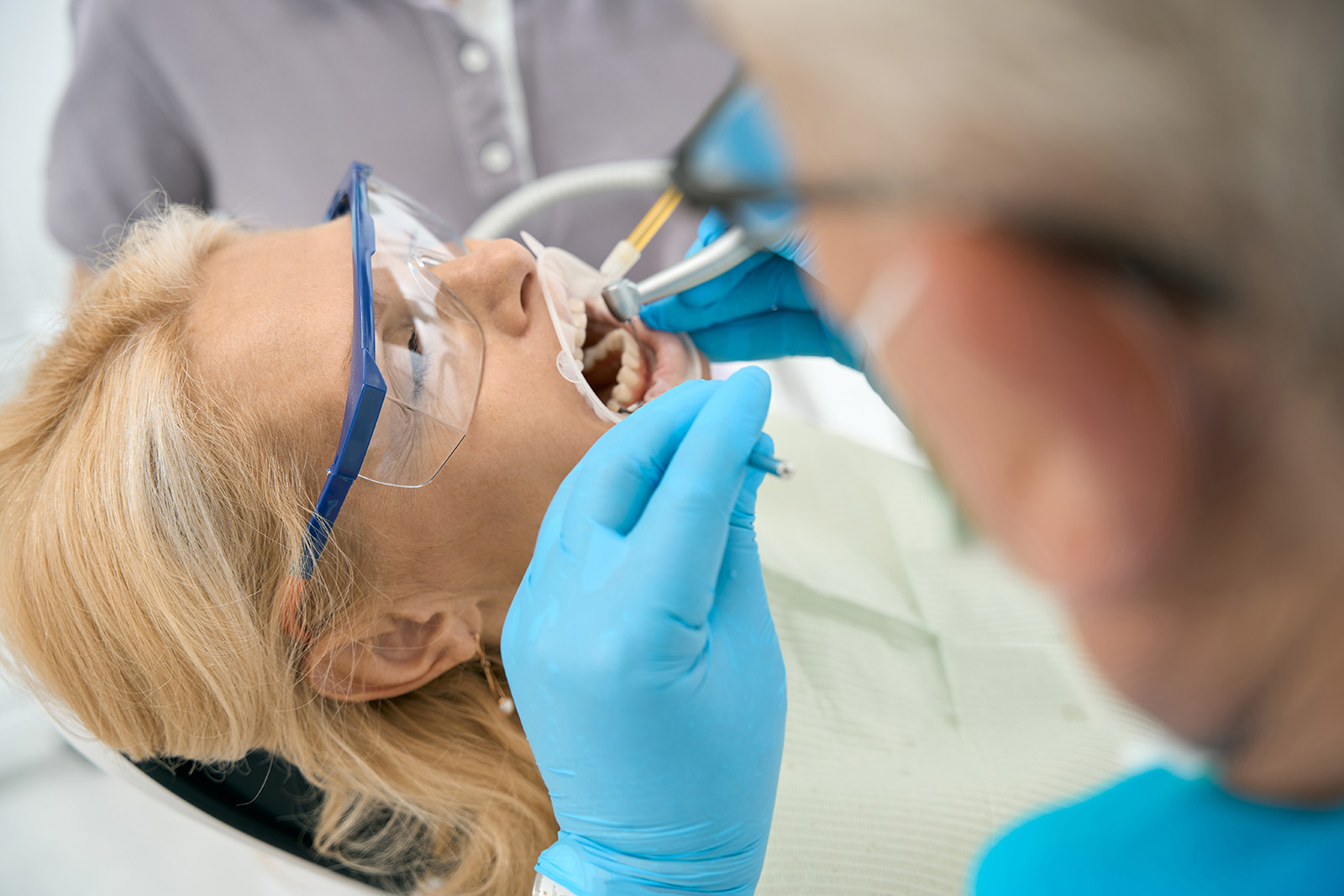 mujer revisándose una caries en las instalaciones de Catarroja Dental