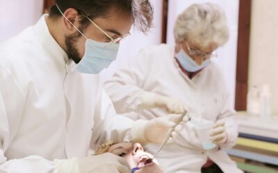 Cepillarse los dientes podría proteger tu memoria: la conexión entre salud bucal y  Alzheimer